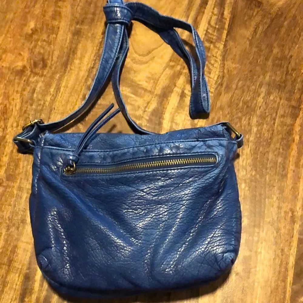 BUENO SUPER SOFT PEBBLE FAUX NAVY LEATHER CROSSBODY